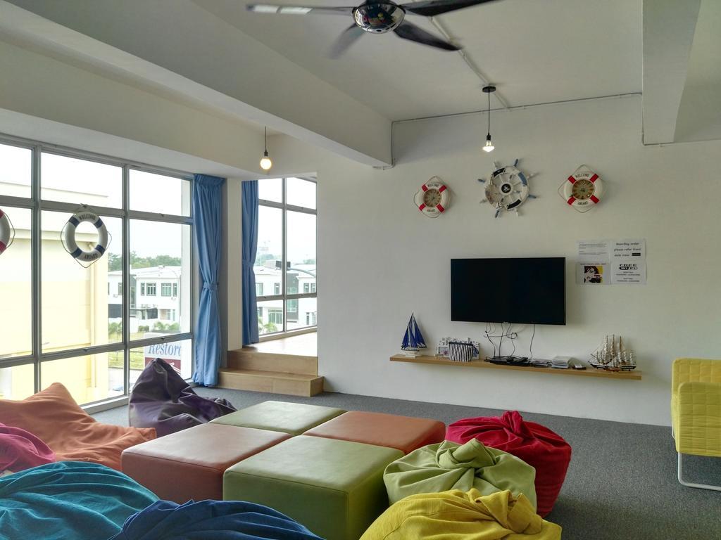 Roof Talk Theme Hostel Johor Bahru Exterior foto